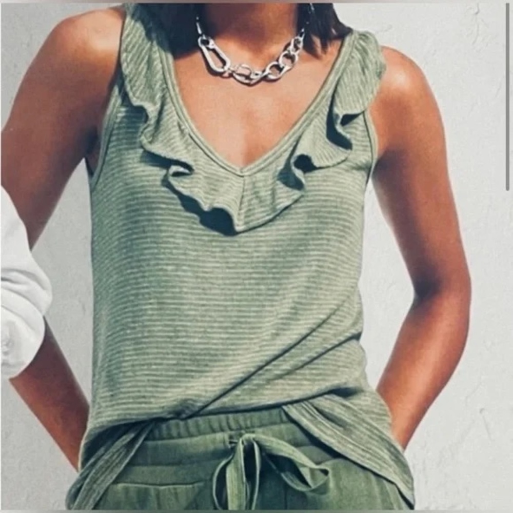EUC. Cabi Wink Tank 6143. Size Large.